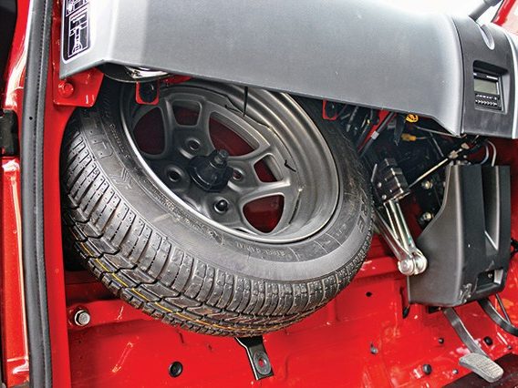 http://carindia.in/wp-content/uploads/2019/04/2019-Bajaj-Qute-Price-in-Maharashtra-and-test-drive-review_spare-tyre-under-dashboard-568x426.jpg