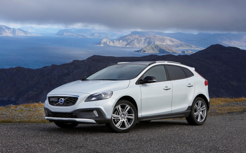 Volvo V40 Cross Country T4 petrol launched - Car India