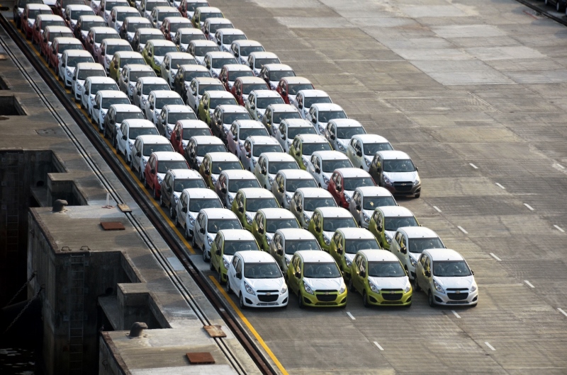 3,000 Chevrolet Beats parked at Mumbai Port Trust of Maharashtra for shipment to Mexico (800x530)