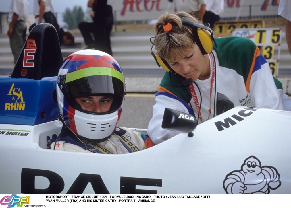 MOTORSPORT - FRANCE CIRCUIT 1991 - FORMULE 3000 - NOGARO - PHOTO : JEAN-LUC TAILLADE / DPPI YVAN MULLER (FRA) AND HIS SISTER CATHY - PORTRAIT - AMBIANCE