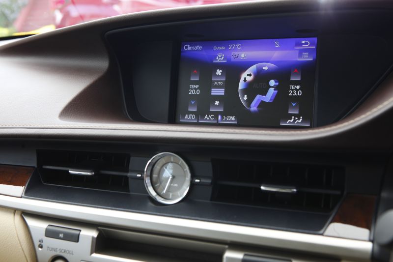 Lexus ES 300h hybrid sedan India test review