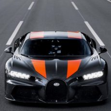 Bugatti Chiron Shatters the 300 mph Barrier