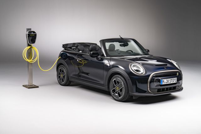 The All Electric Mini Cooper SE Convertible Arrives - Car India