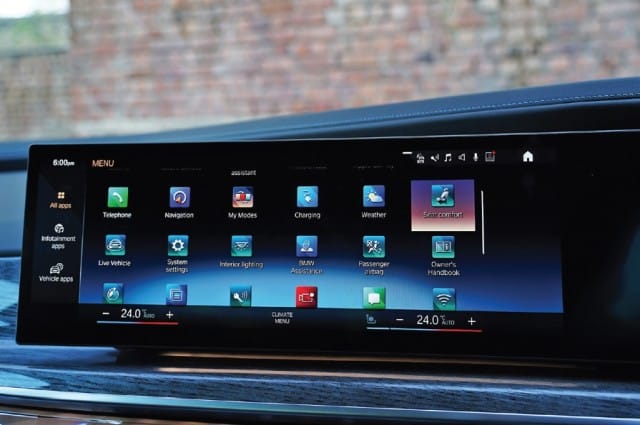 BMW i7 xDrive60 touchscreen