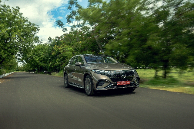 Merc EQS 580 4MATIC SUV action