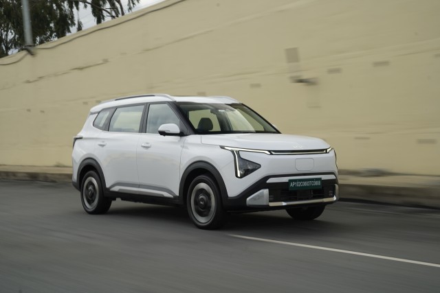 Kia Carens Clavis EV front 3/4 action