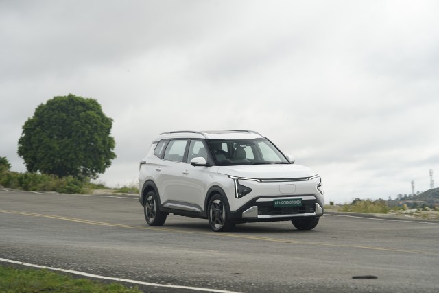 Kia Carens Clavis EV action