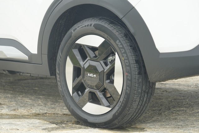 Kia Carens Clavis EV wheel