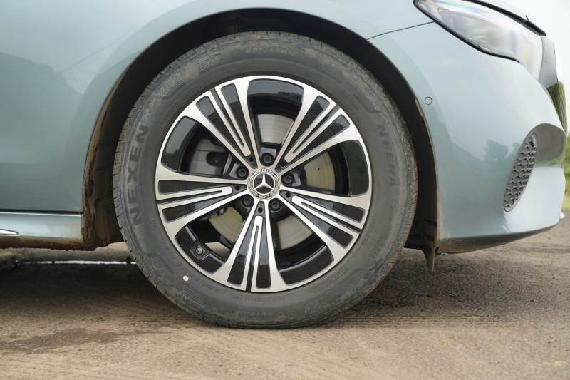 Mercedes-Benz E 220 d L wheel