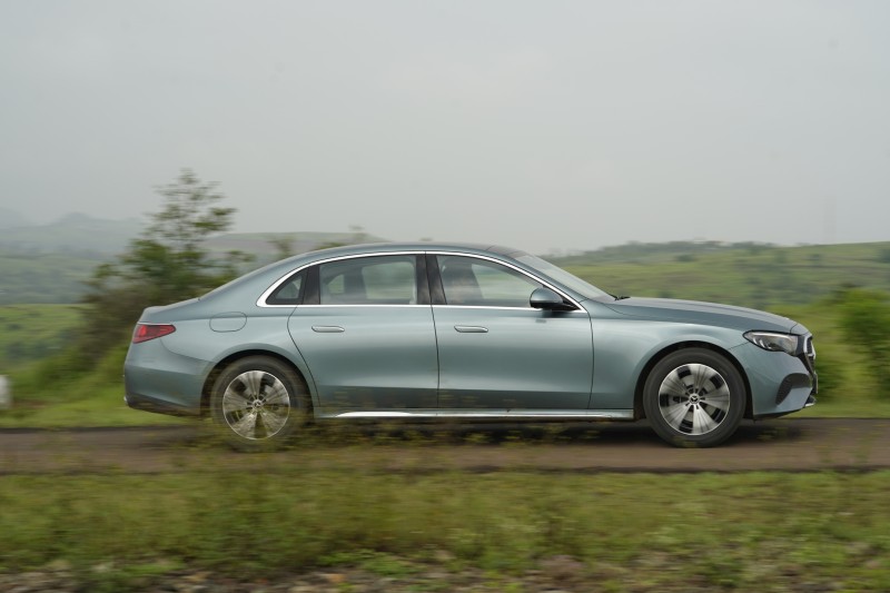 Mercedes-Benz E 220 d L side