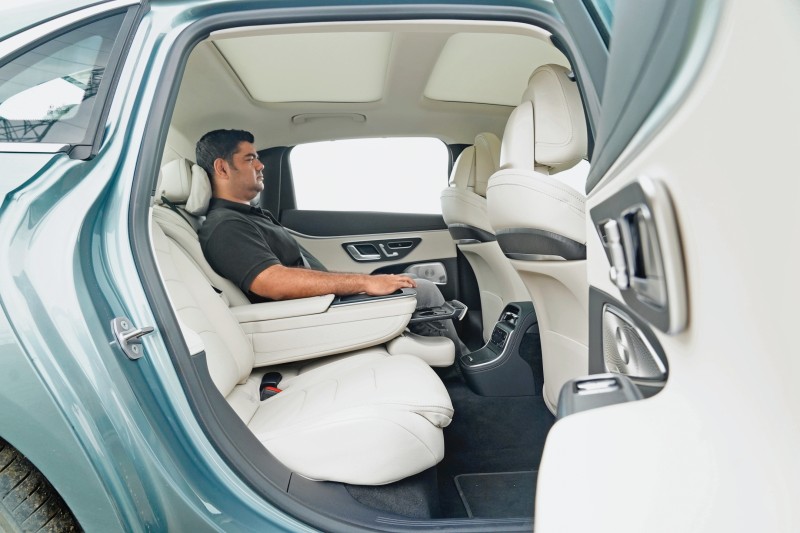 Mercedes-Benz E 220 d L rear seat