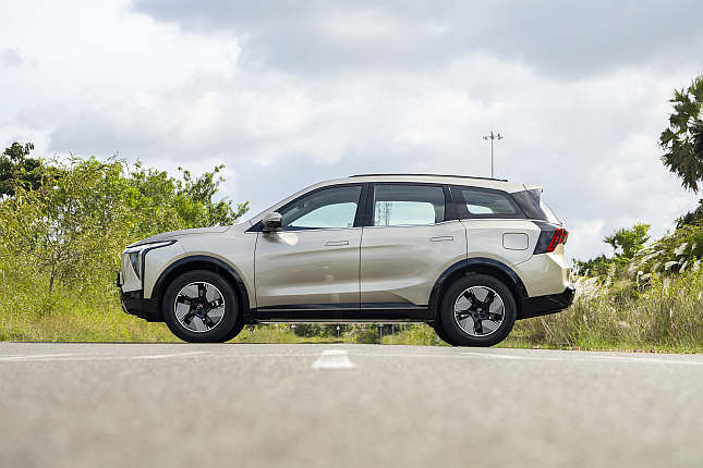 Mahindra XEV 9 S side