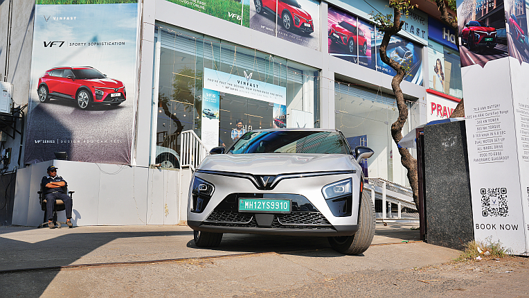 Vinfast VF7.at showroom.web