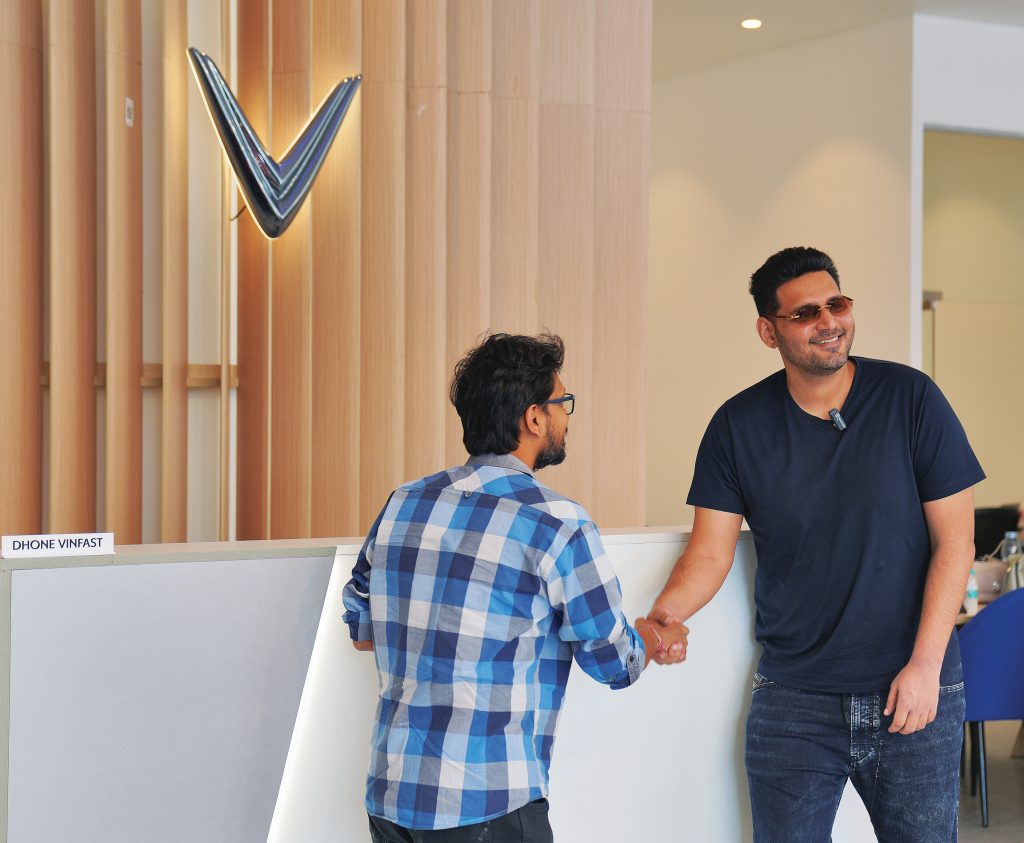 Vinfast VF7.customer at showroom.web