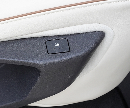 Mahindra XUV 7XO middle row seat ventilation switch