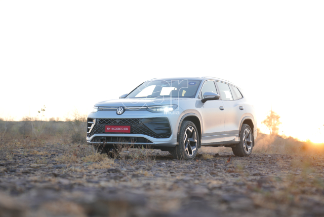 Volkswagen Tayron R-Line front three-fourth