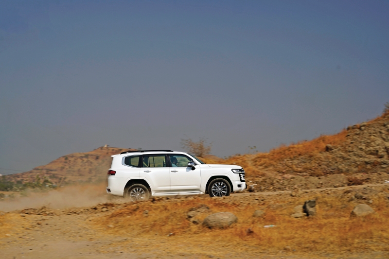 Toyota Land Cruiser 300 side action