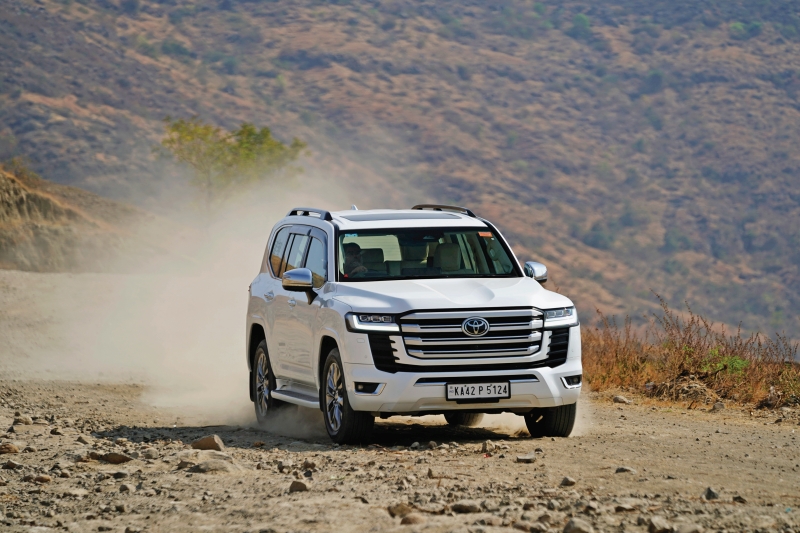 Toyota Land Cruiser 300 action