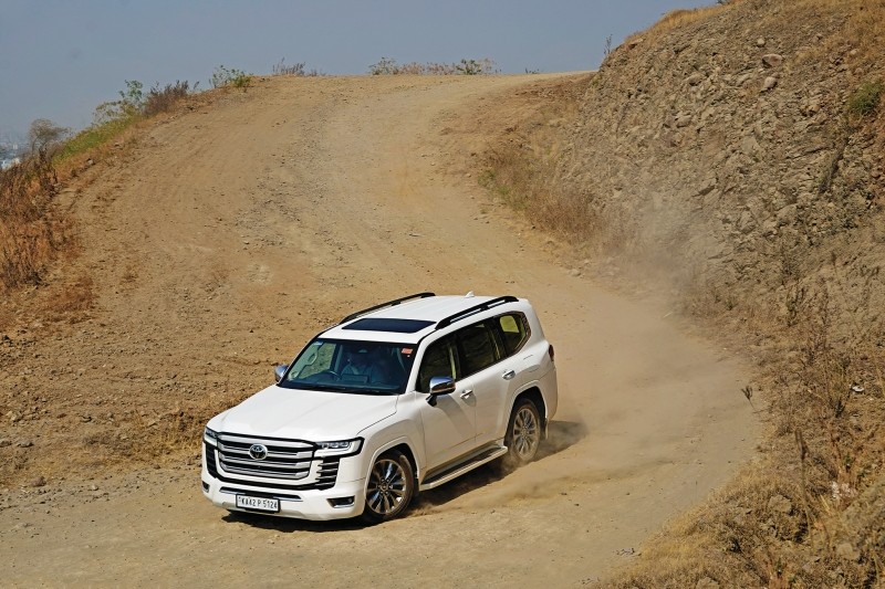 Toyota Land Cruiser 300 slide