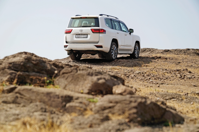 Toyota Land Cruiser 300 rear static