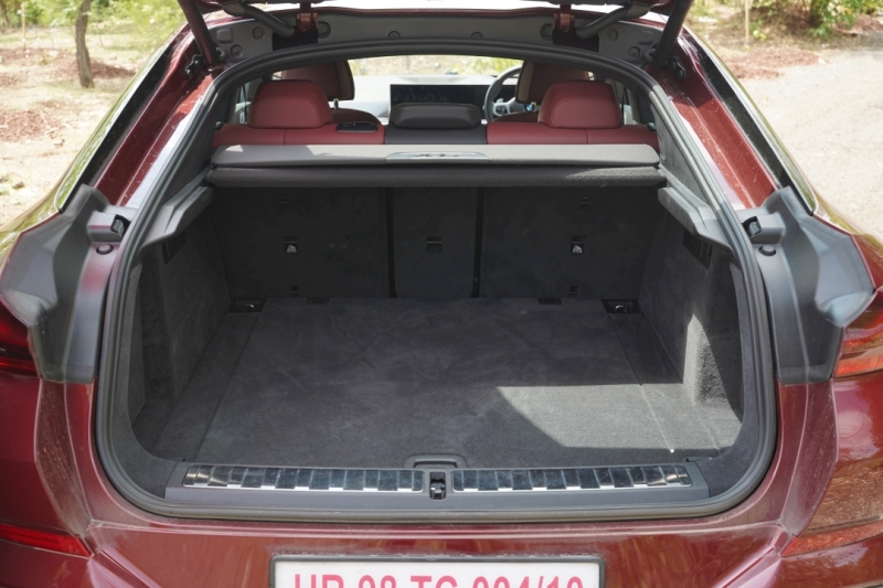 BMW X6 M60i boot