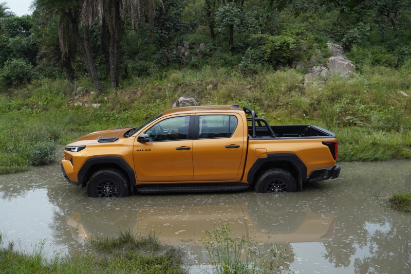 Toyota Hilux 4x4 AT side