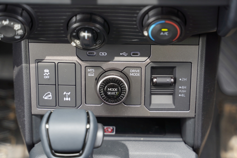 Toyota Hilux 4x4 AT console