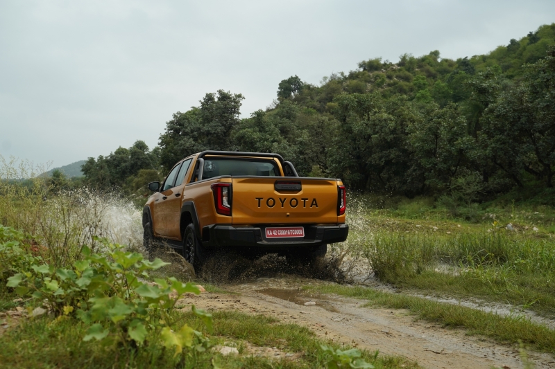 Toyota Hilux 4x4 AT rear