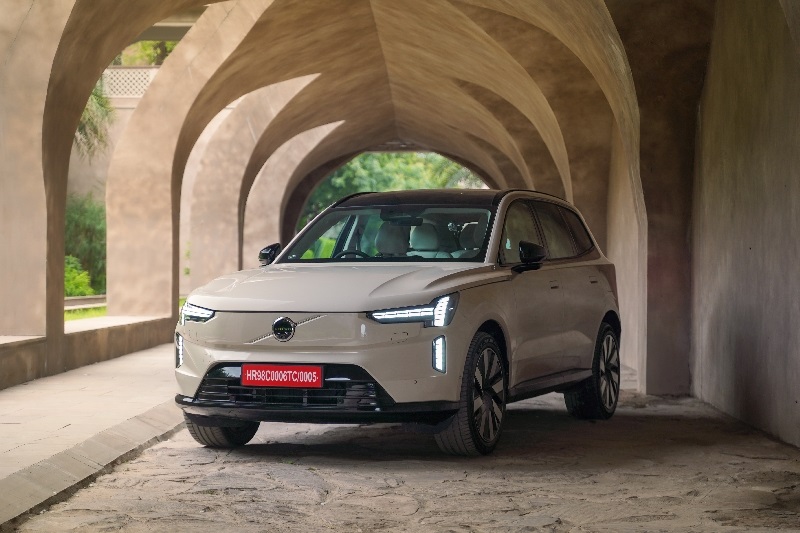 Volvo EX90 static hero