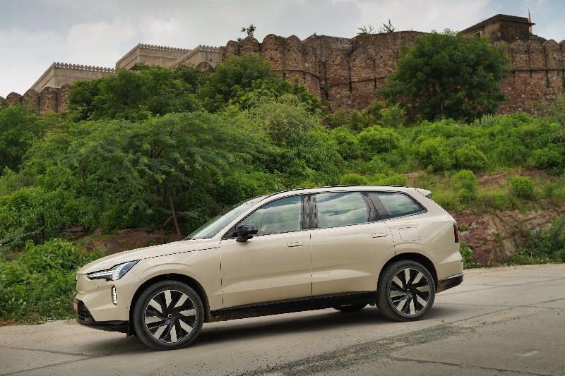 Volvo EX90 side 21-inch wheels