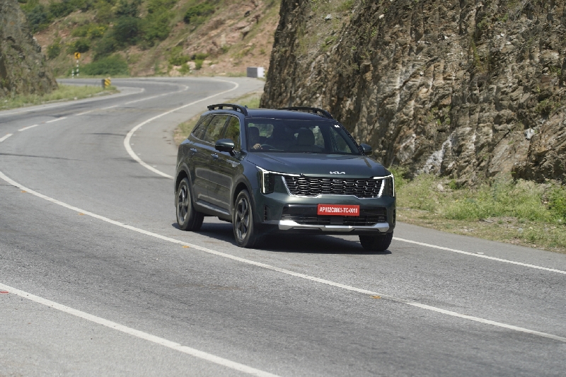 Kia Sorento HEV 2026 on road